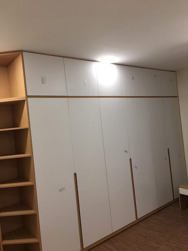 Tủ áo hiện đại cao kịch trần, tận dụng khối tủ sát trần đựng đồ đông hè
