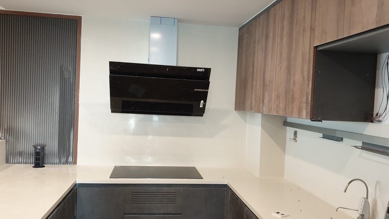 Với ưu điểm uốn cong theo ý thích, đá ốp mặt bếp đá nhân tạo giúp tạo nên không gian thoải mái và cao cấp hơn bằng cách sử dụng các tiện nghi thẩm mỹ.