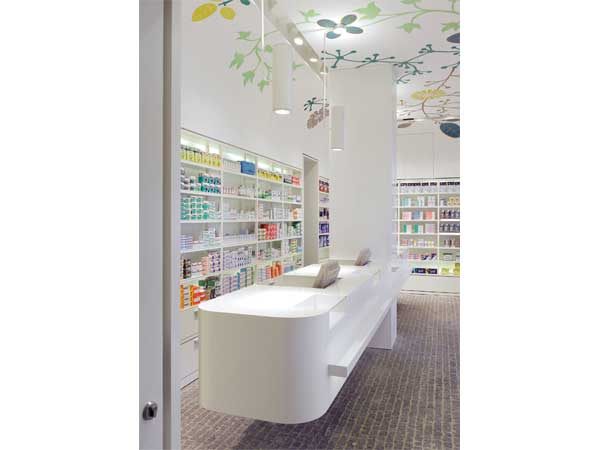 Quầy lễ tân được thiết kế với màu trắng tính năng uốn cong thoải mái, đáp ứng đầy đủ nhu cầu về tính thẩm mỹ và sử dụng.